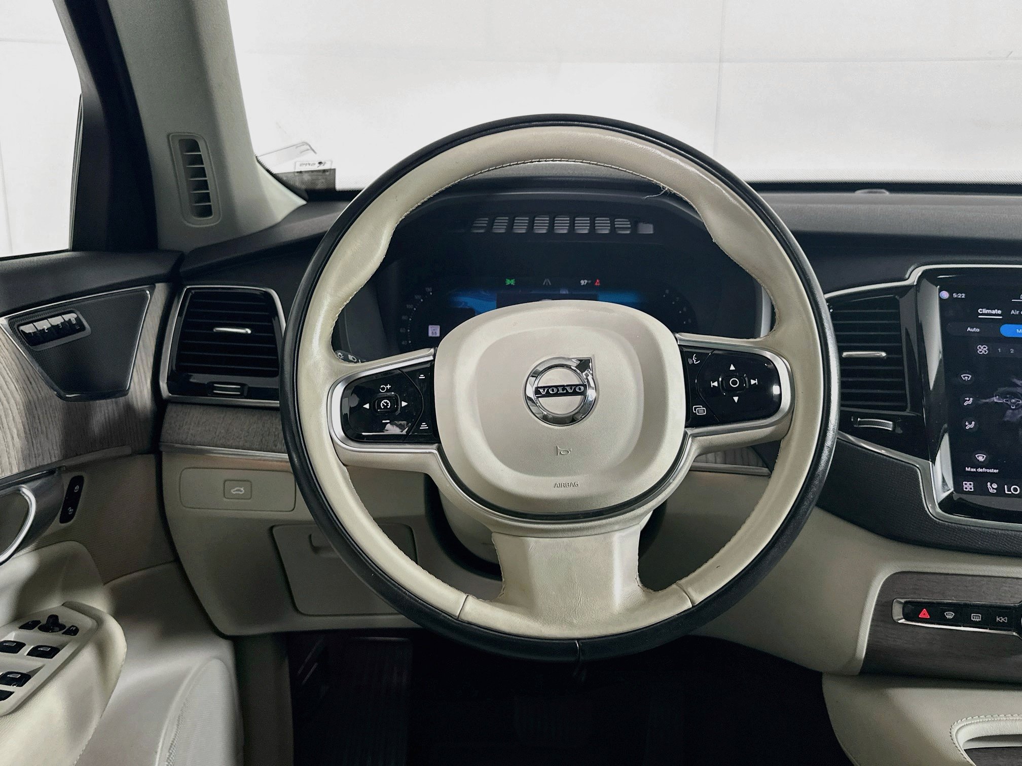 Used 2023 Volvo XC90 B6 Plus AWD/4WD image 18