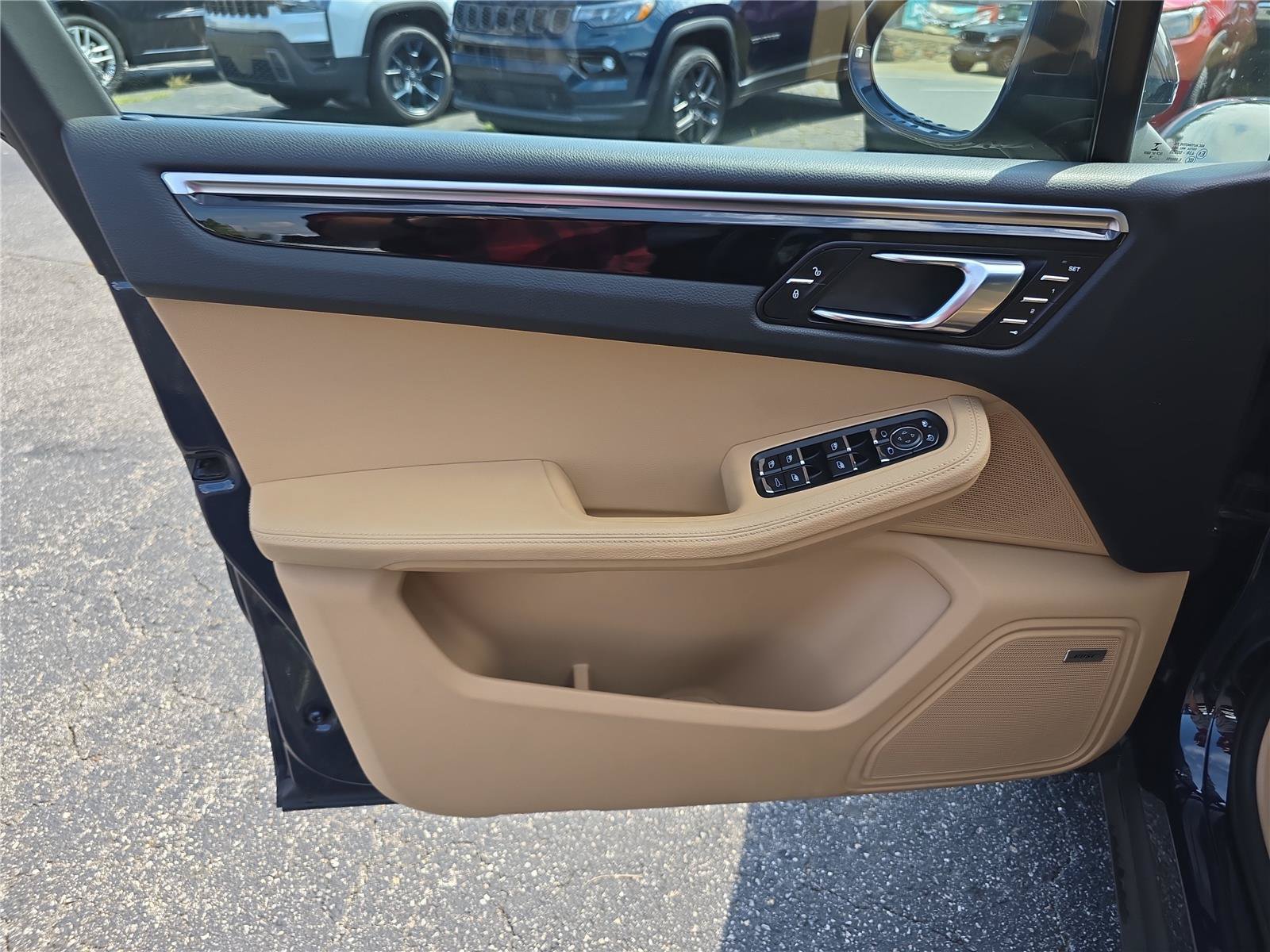 Used 2018 Porsche Macan AWD/4WD image 18