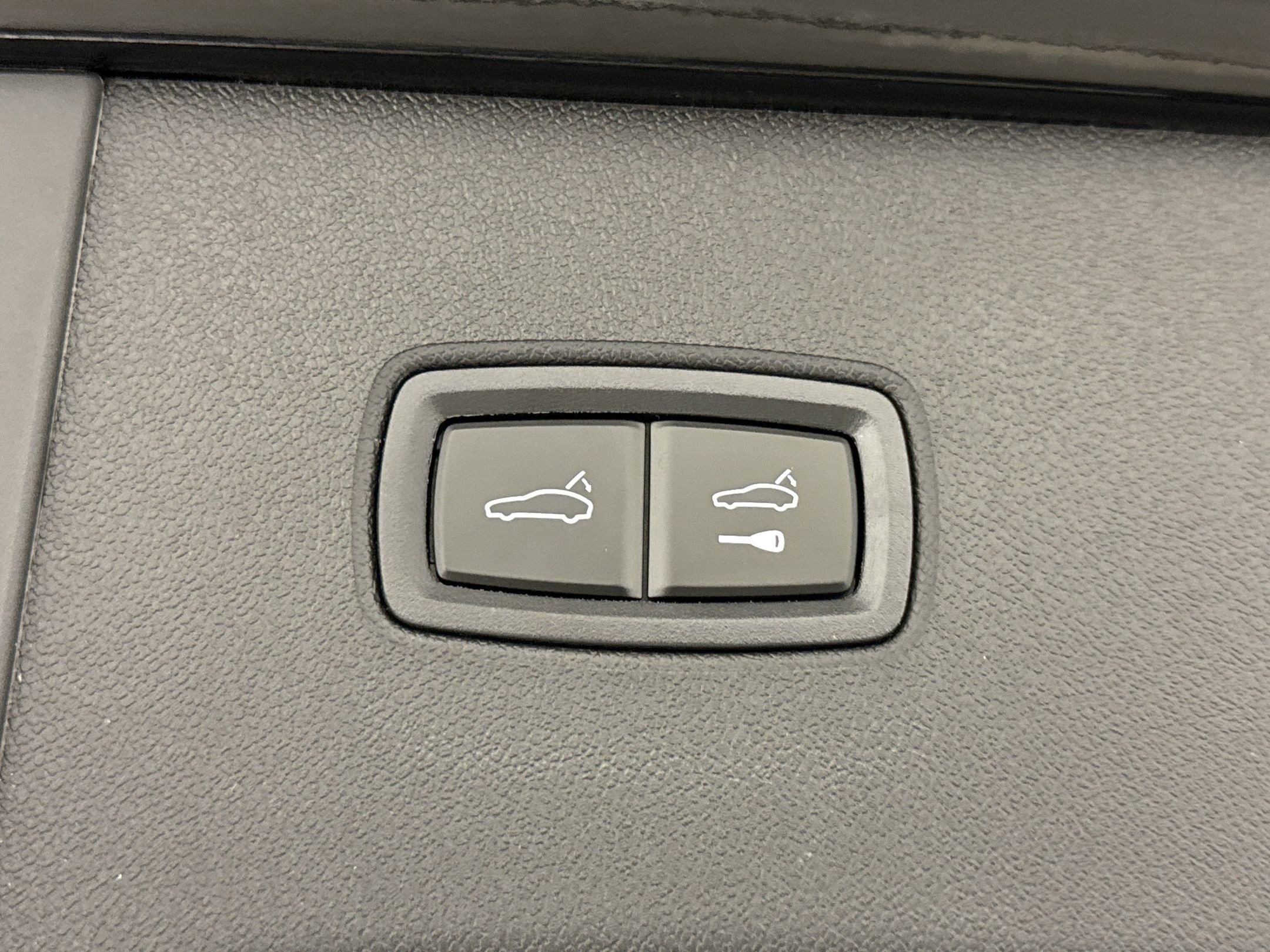 Used 2025 Porsche Cayenne image 34