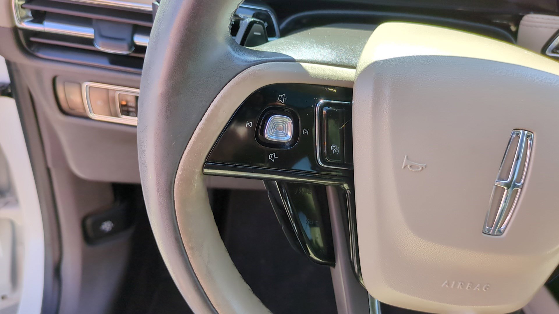 Used 2020 Lincoln Corsair Reserve w/ Equipment Group 201A image 18