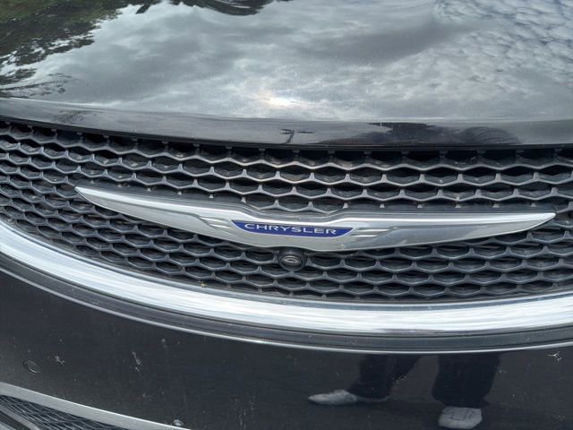 Used 2020 Chrysler Pacifica Touring-L w/ Advanced Safetytec Group FWD image 12