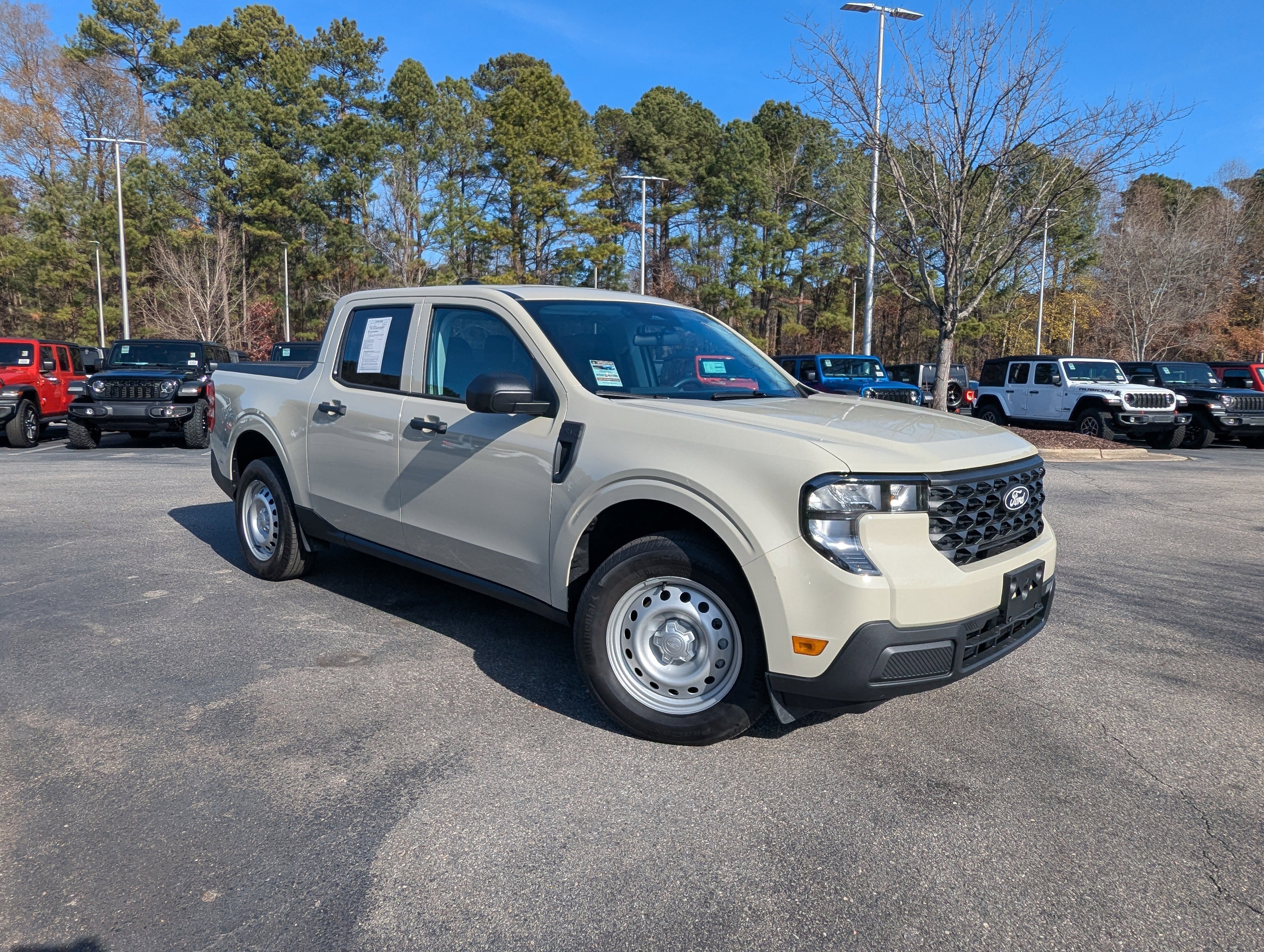 Used 2025 Ford Maverick XL image 3