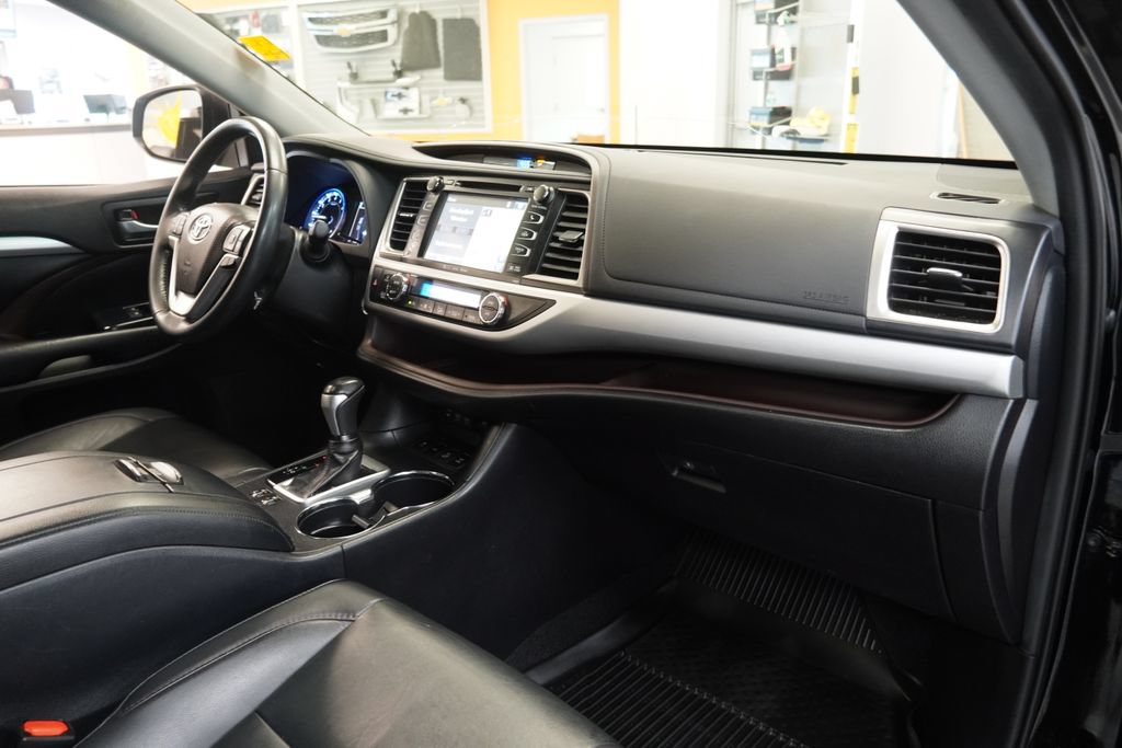 Used 2019 Toyota Highlander XLE AWD/4WD image 41