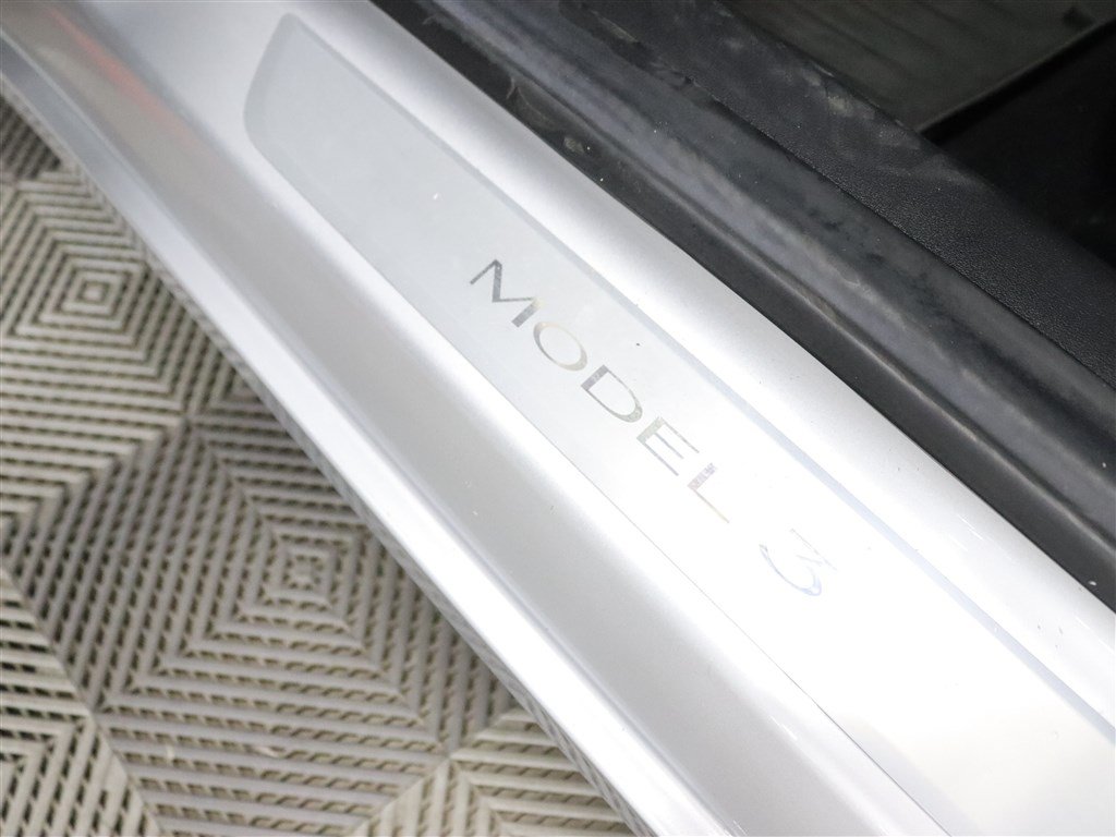 Used 2018 Tesla Model 3 Long Range RWD image 15