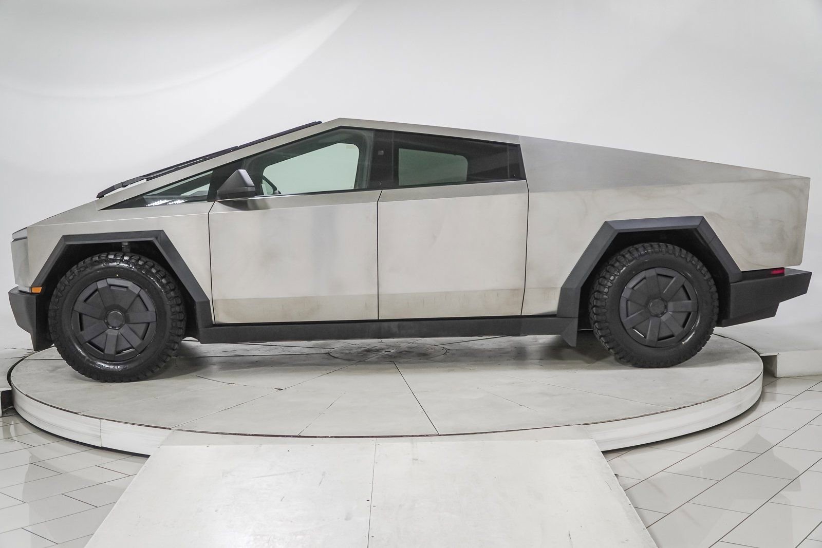 Used 2025 Tesla Cybertruck AWD Crew Cab image 5