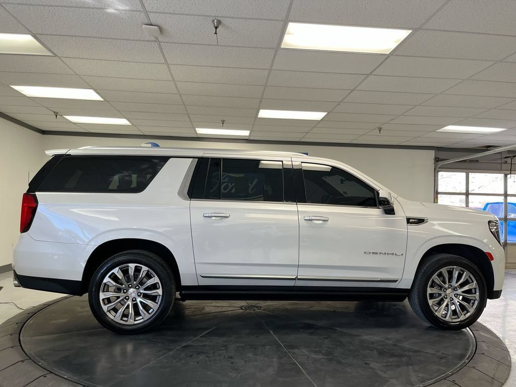 Used 2021 GMC Yukon XL Denali w/ Denali Ultimate Package AWD/4WD image 9