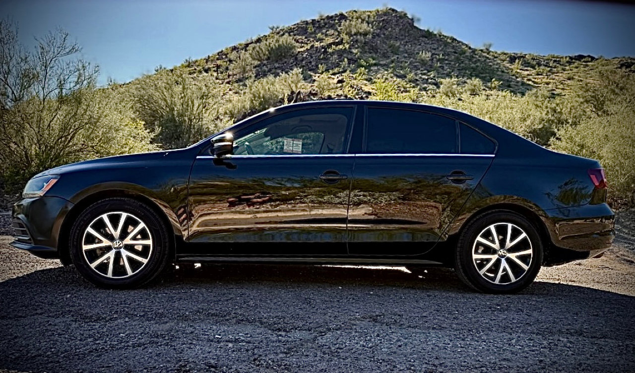 Used 2017 Volkswagen Jetta SE image 3