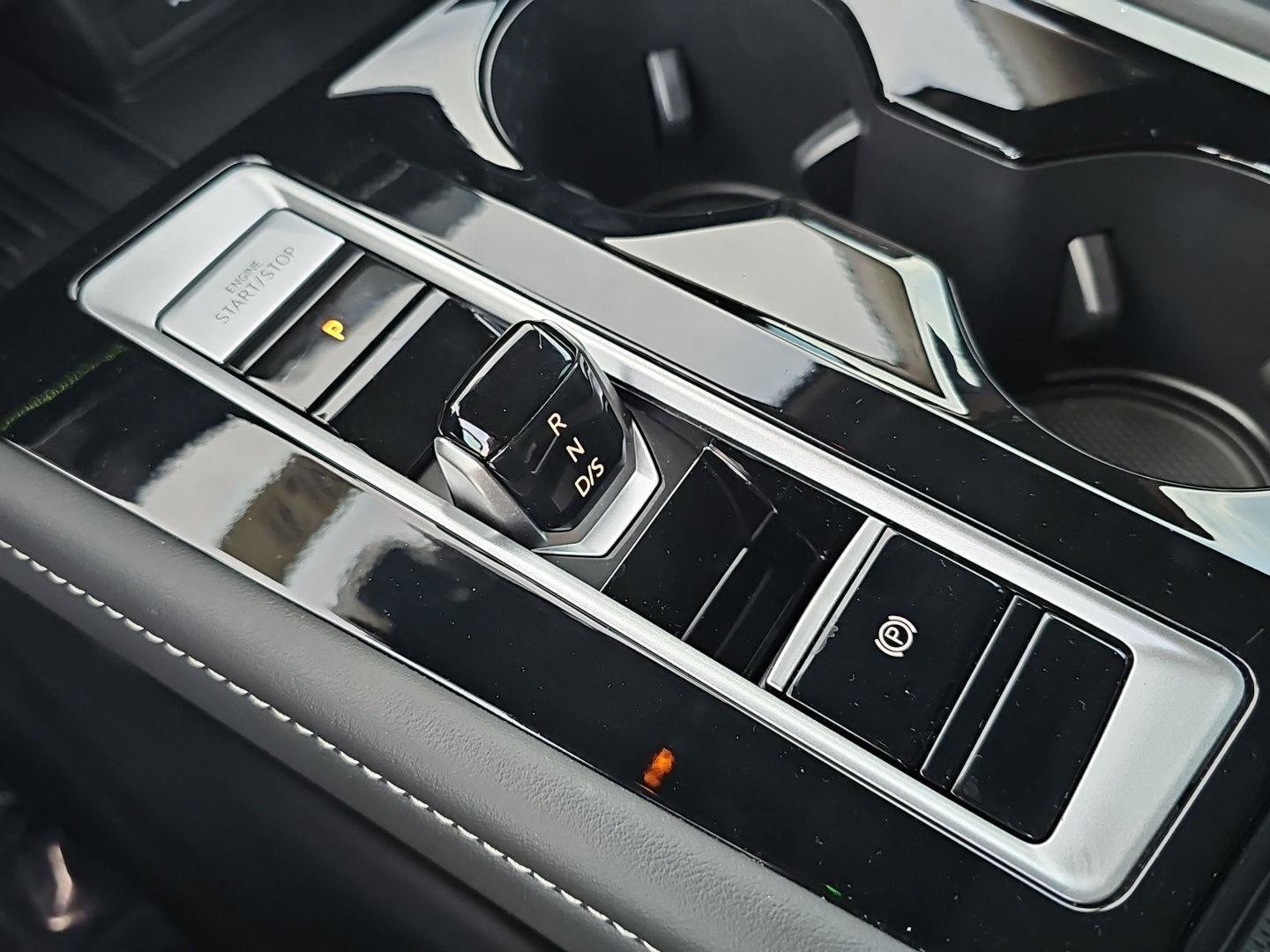 Used 2025 Volkswagen Atlas SEL Premium R-Line image 19