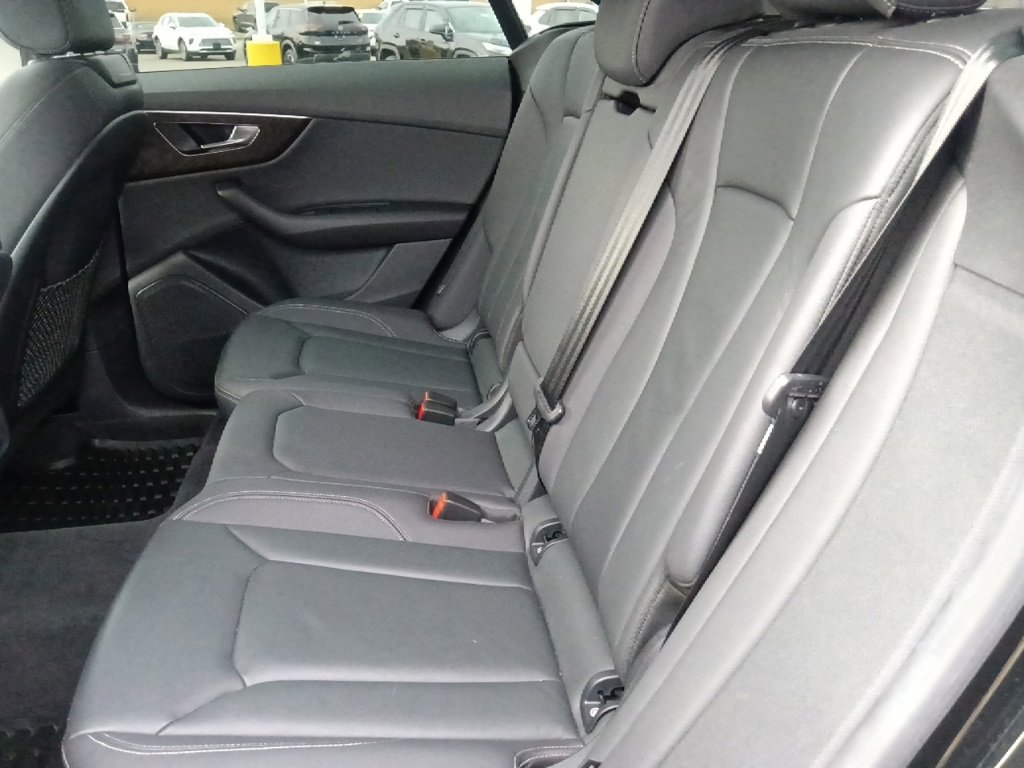 Used 2023 Audi Q8 Premium image 31