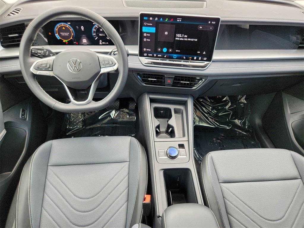 New 2025 Volkswagen Tiguan SE image 2