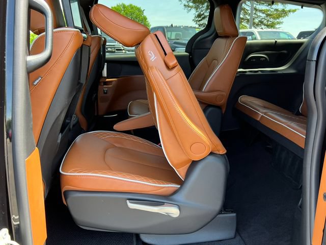 Used 2025 Chrysler Pacifica Pinnacle w/ Trailer Tow Group AWD/4WD image 6