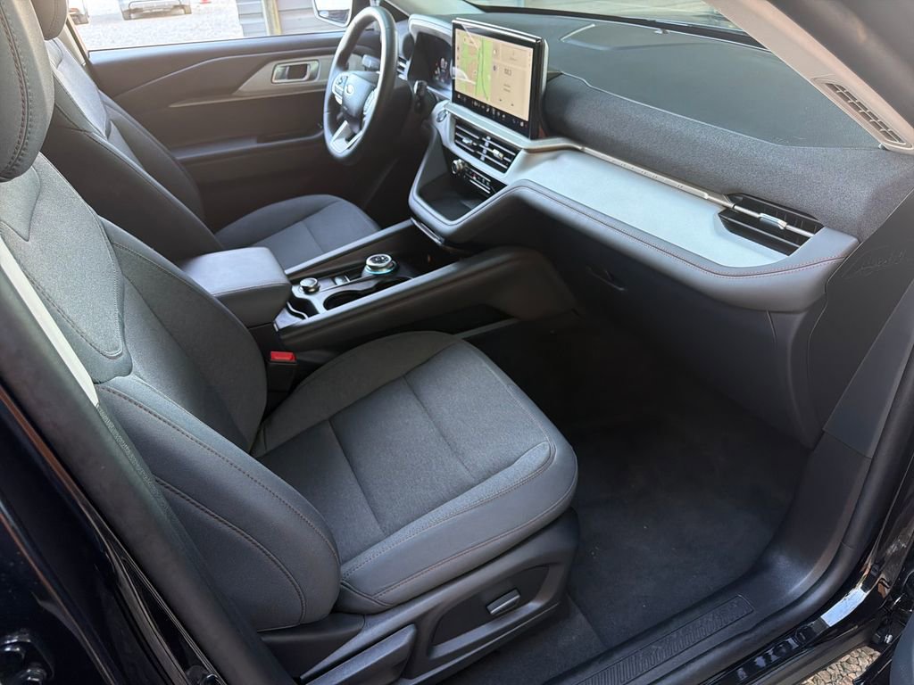 Used 2025 Ford Explorer Active image 31
