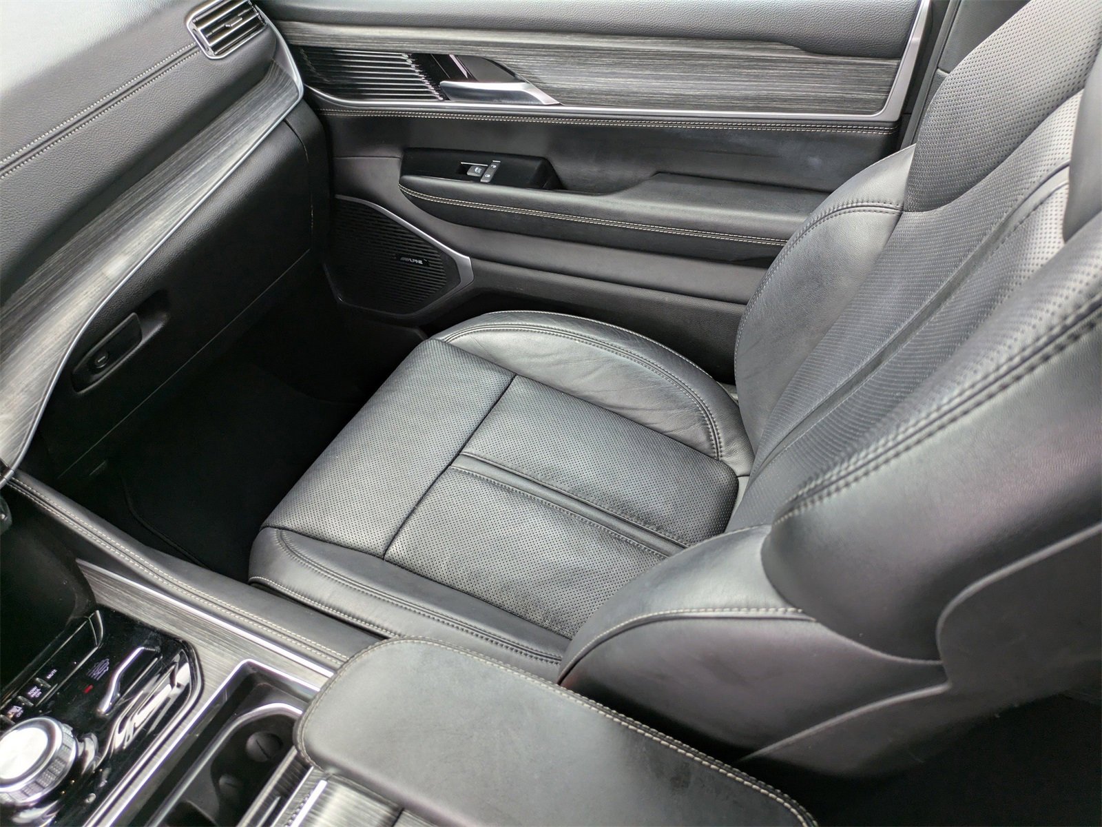 Used 2024 Jeep Wagoneer L Series III w/ Flexible Seating Group image 19