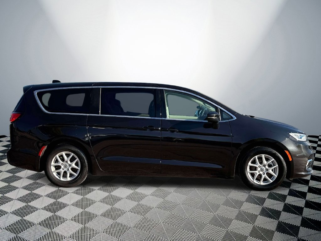Used 2023 Chrysler Pacifica Touring-L FWD image 5