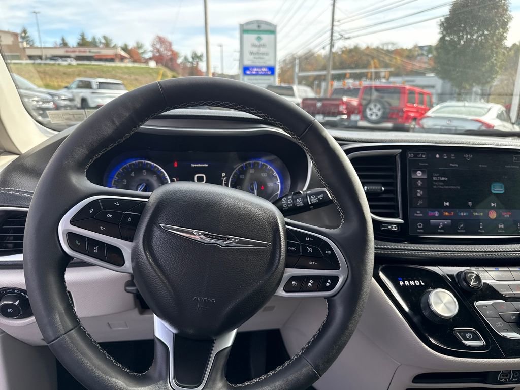 Used 2024 Chrysler Pacifica Touring-L image 17