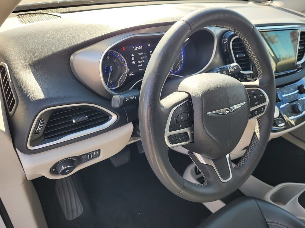 Used 2023 Chrysler Pacifica Touring-L FWD image 25