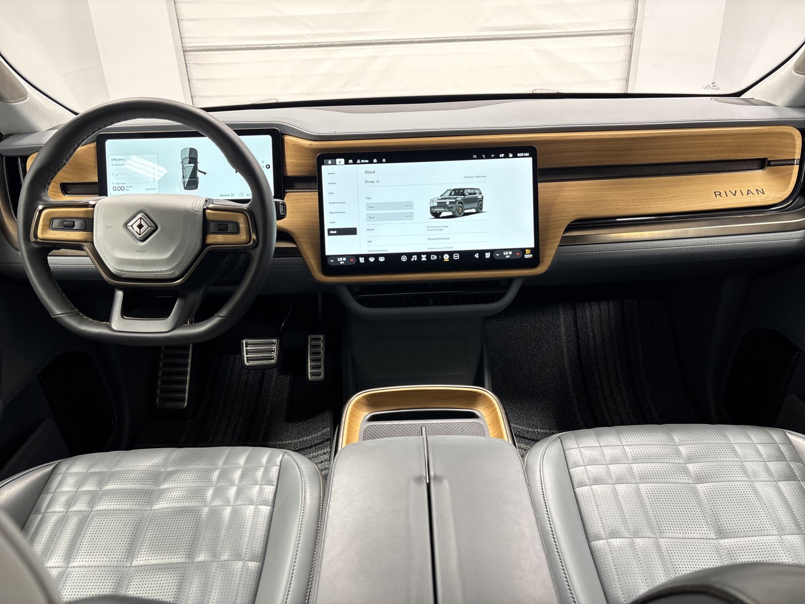 Used 2025 Rivian R1S Premium image 27