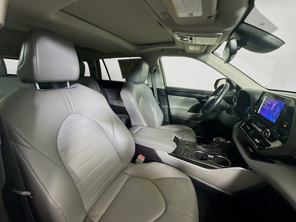 Used 2023 Toyota Highlander XLE AWD/4WD image 28