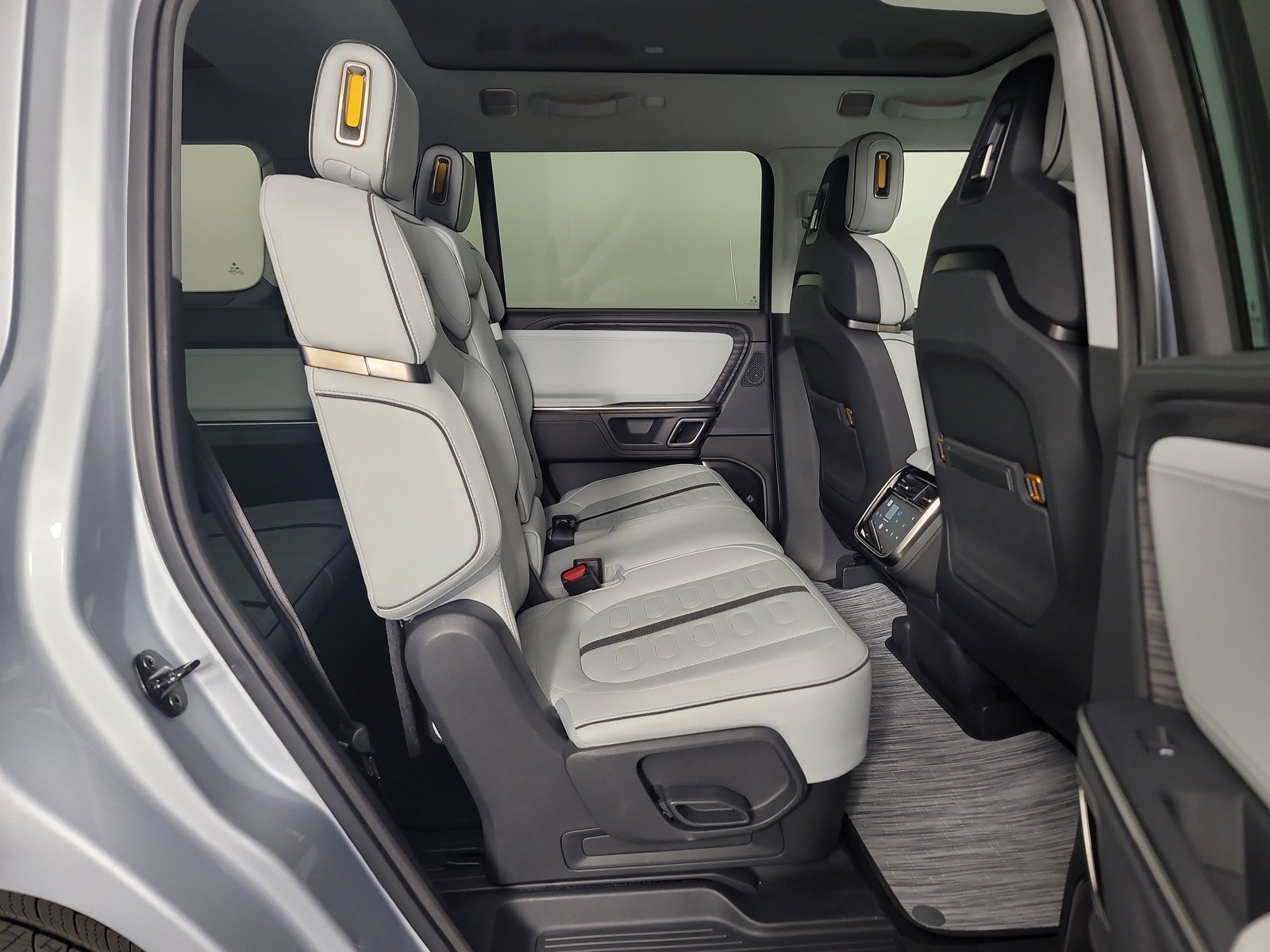 Used 2024 Rivian R1S Adventure AWD/4WD image 23