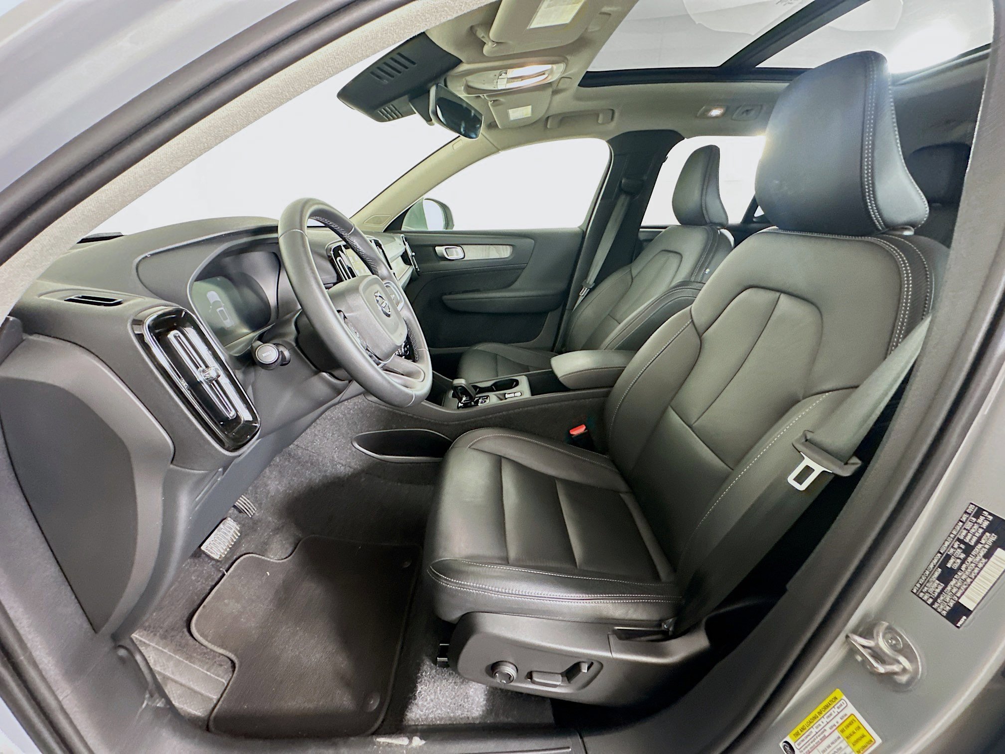 Used 2025 Volvo XC40 B5 Core image 13