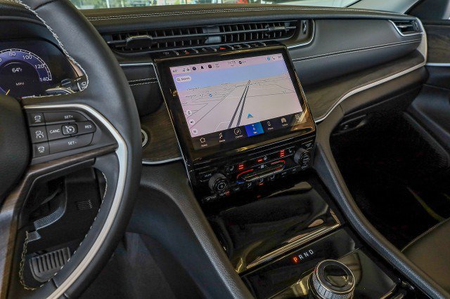 Used 2023 Jeep Grand Cherokee Limited image 12