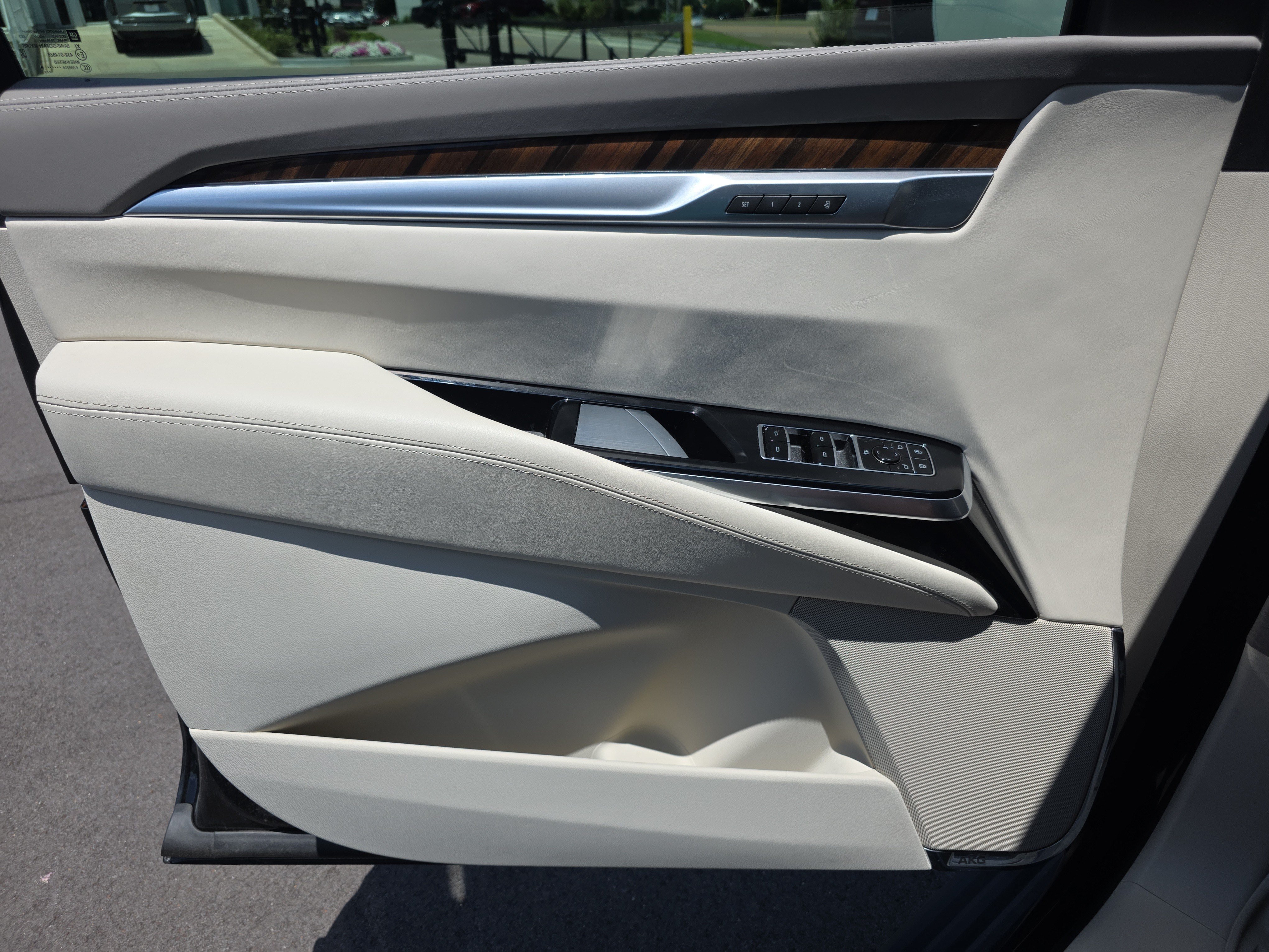 Used 2026 Cadillac Escalade Platinum Sport w/ LPO, Floor Liner Package AWD/4WD image 19