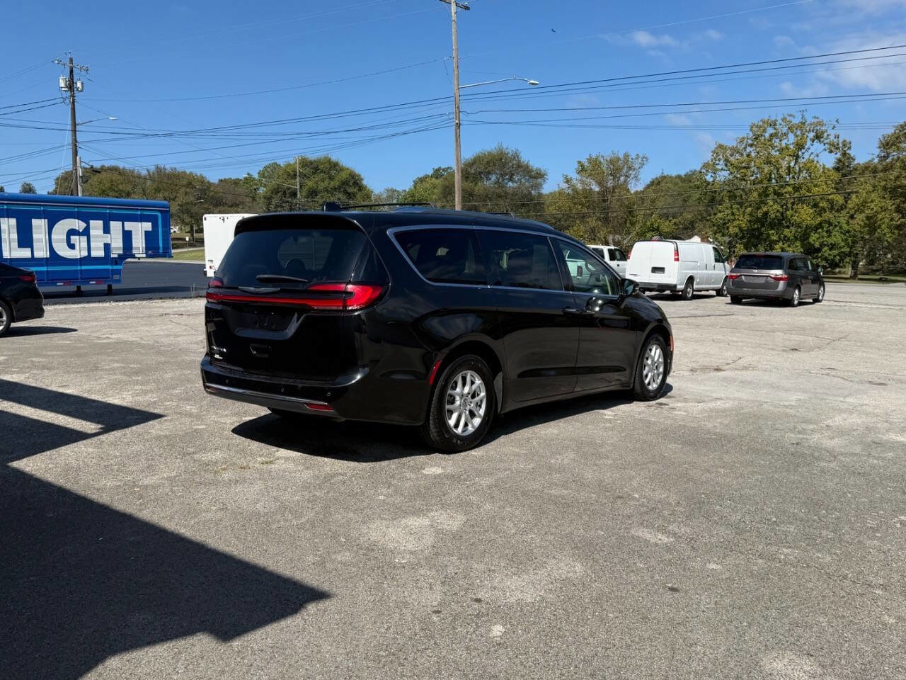 Used 2021 Chrysler Pacifica Touring-L image 6