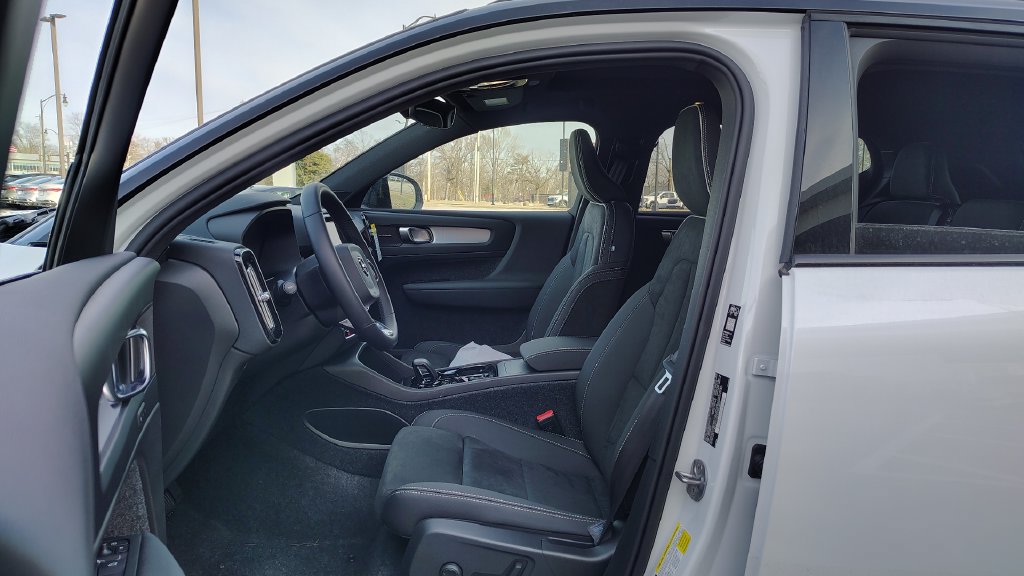 New 2026 Volvo XC40 B5 Ultra w/ Climate Package AWD/4WD image 7
