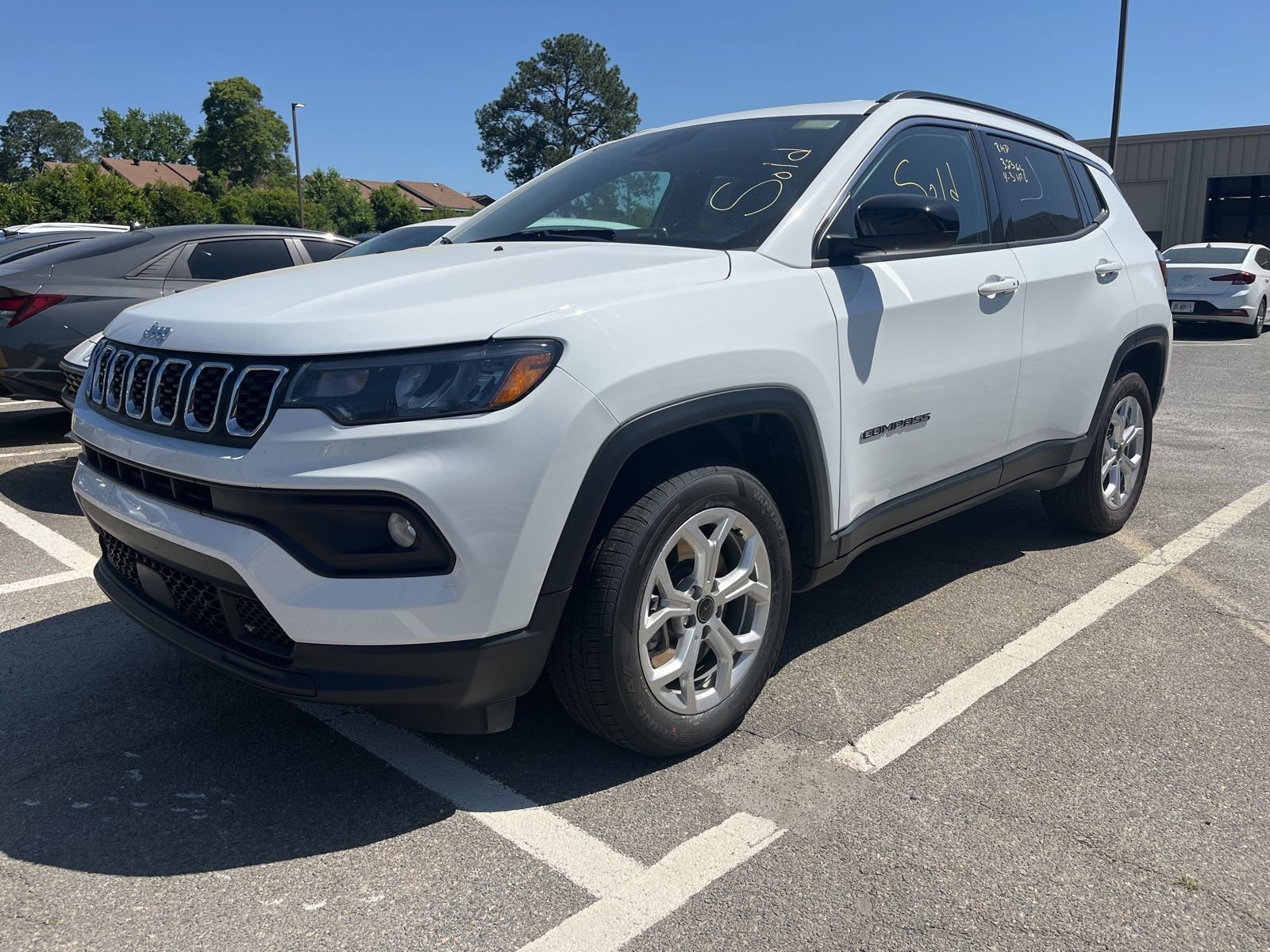 Used 2025 Jeep Compass Latitude AWD/4WD image 3