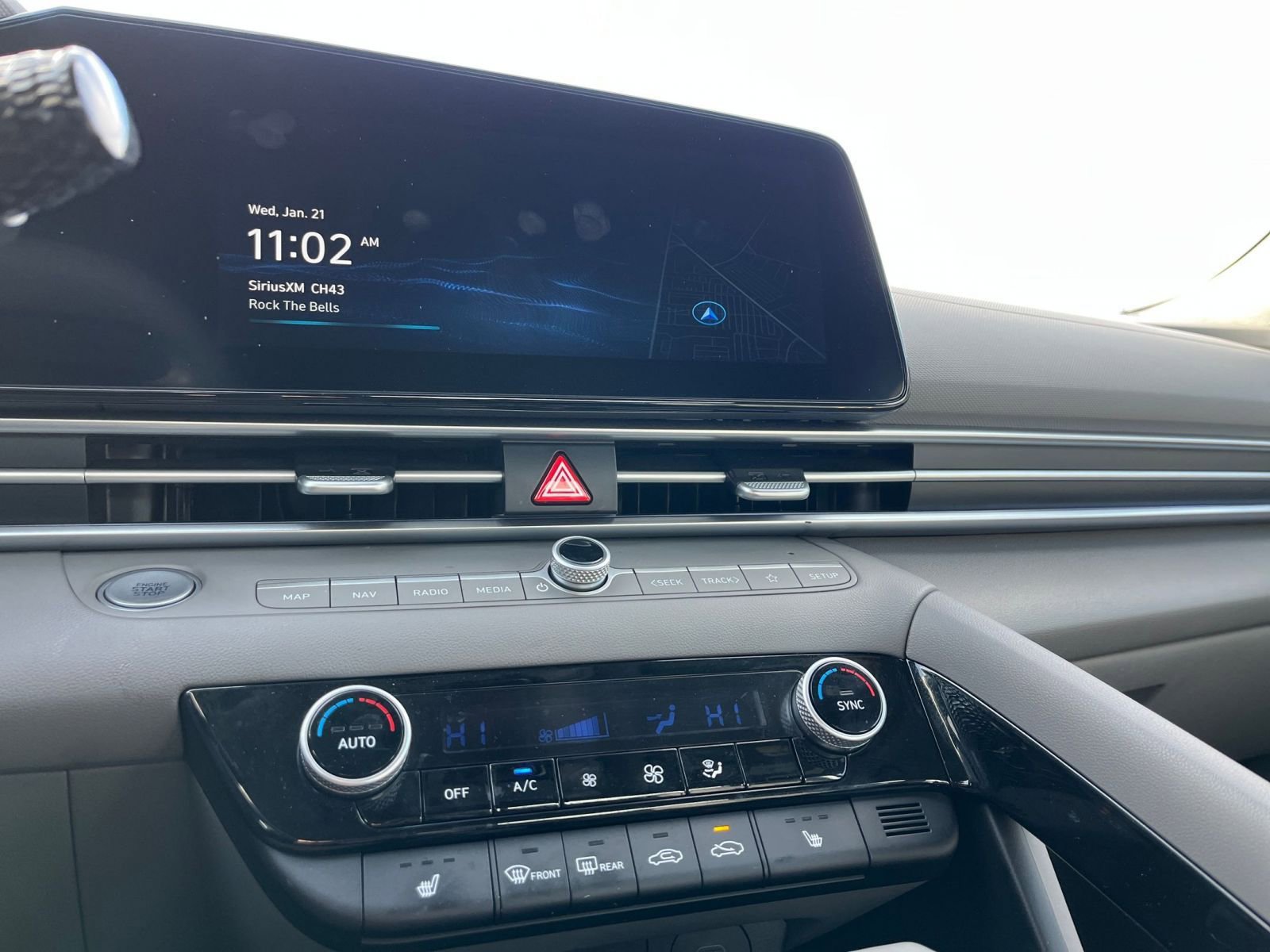 Used 2025 Hyundai Elantra SEL image 21