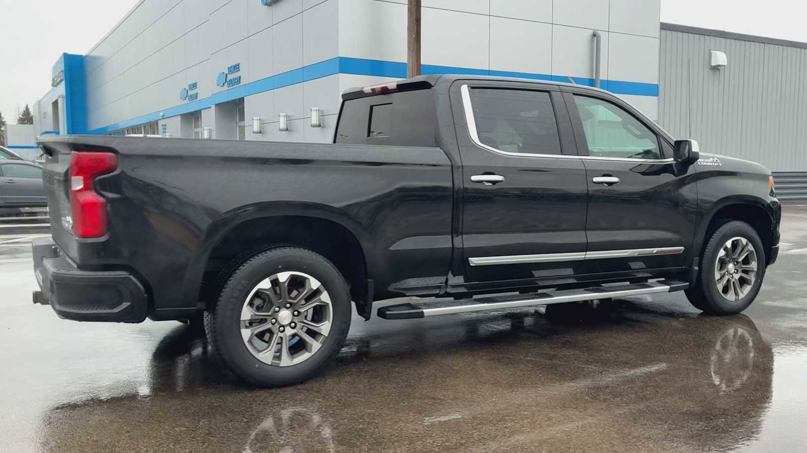 Certified 2022 Chevrolet Silverado 1500 High Country w/ Technology Package image 2