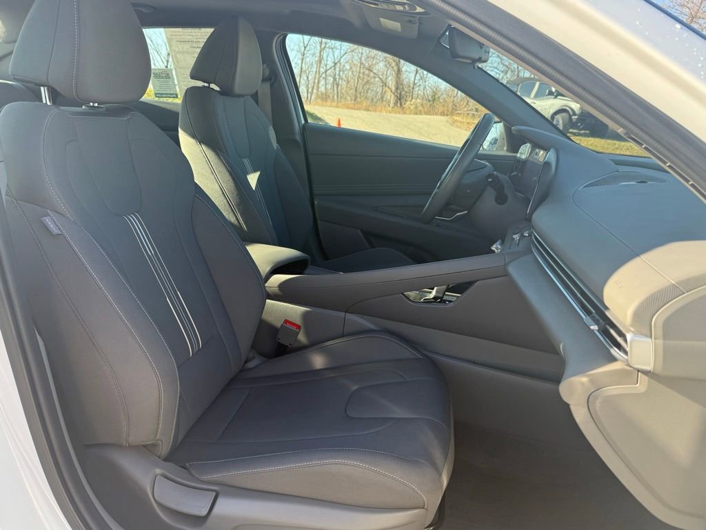 Used 2025 Hyundai Elantra SEL FWD image 18