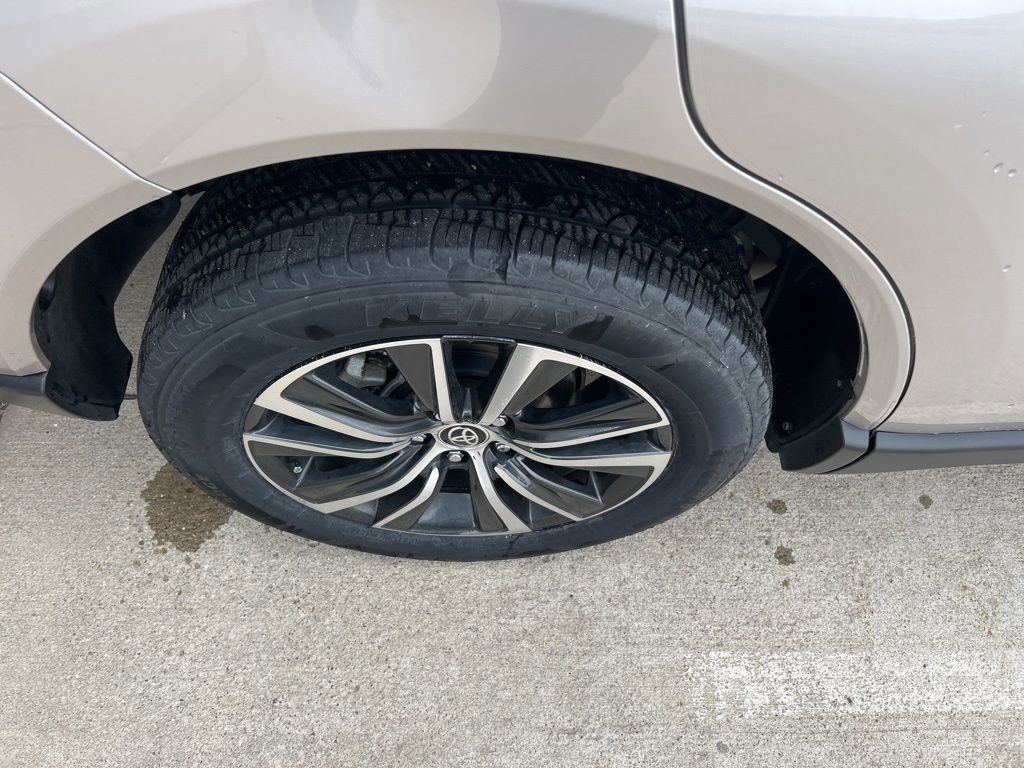 Used 2024 Toyota Venza LE image 30