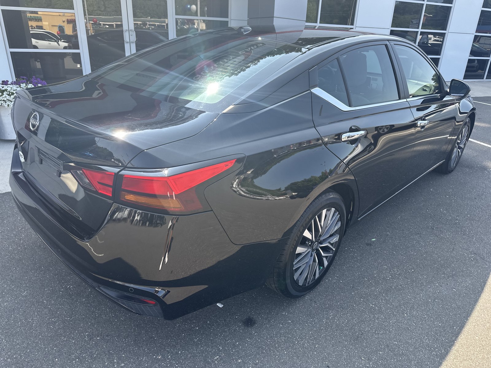 Used 2025 Nissan Altima 2.5 SV FWD image 8