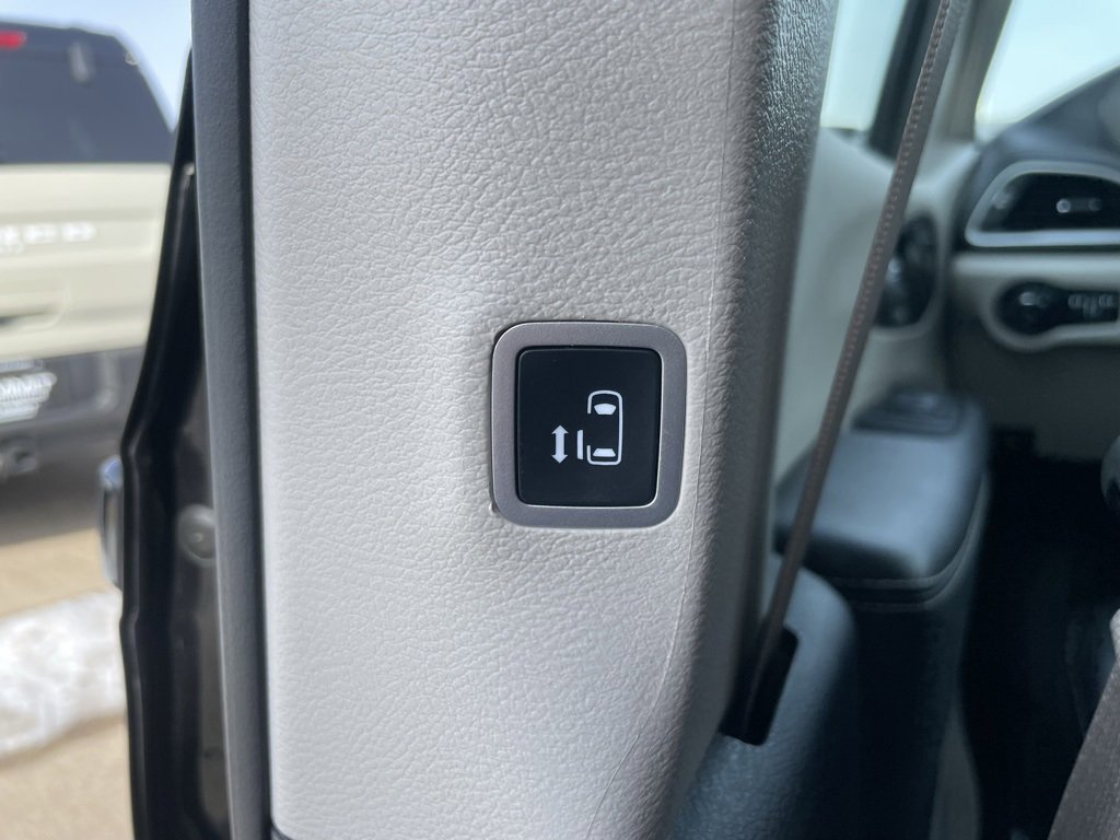 Used 2024 Chrysler Pacifica Select image 58