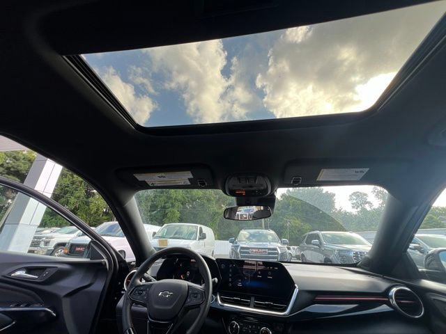 Used 2025 Chevrolet Trax RS w/ Sunroof Package FWD image 6