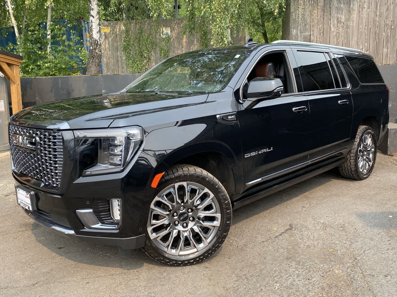 Used 2023 GMC Yukon XL Denali Ultimate AWD/4WD image 1