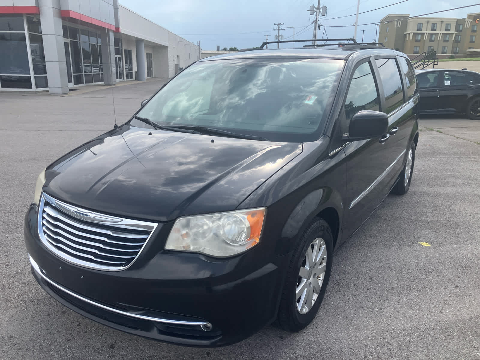 Used 2013 Chrysler Town & Country Touring FWD image 3