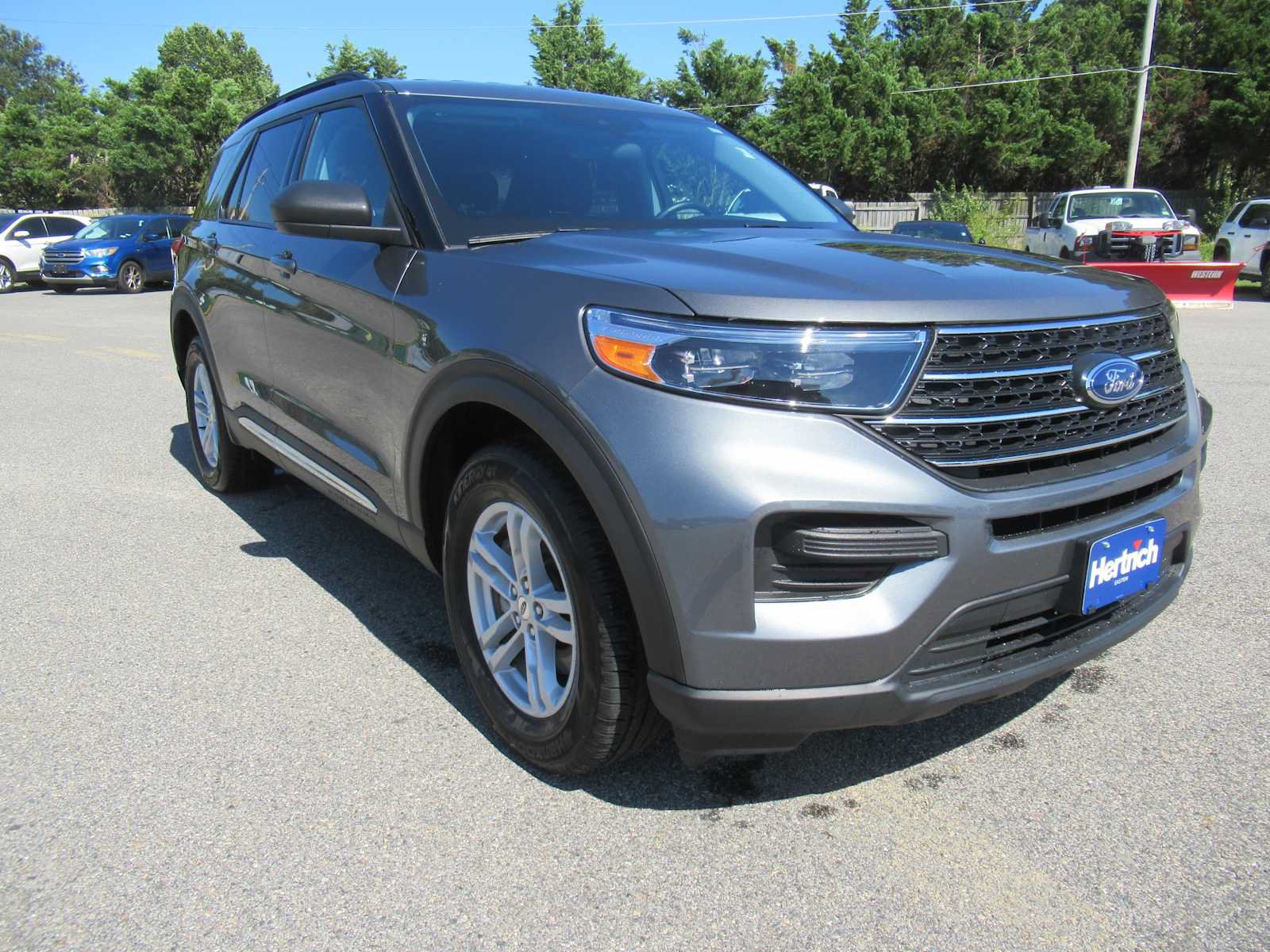 Used 2024 Ford Explorer XLT w/ Class IV Trailer Tow Package AWD/4WD image 3