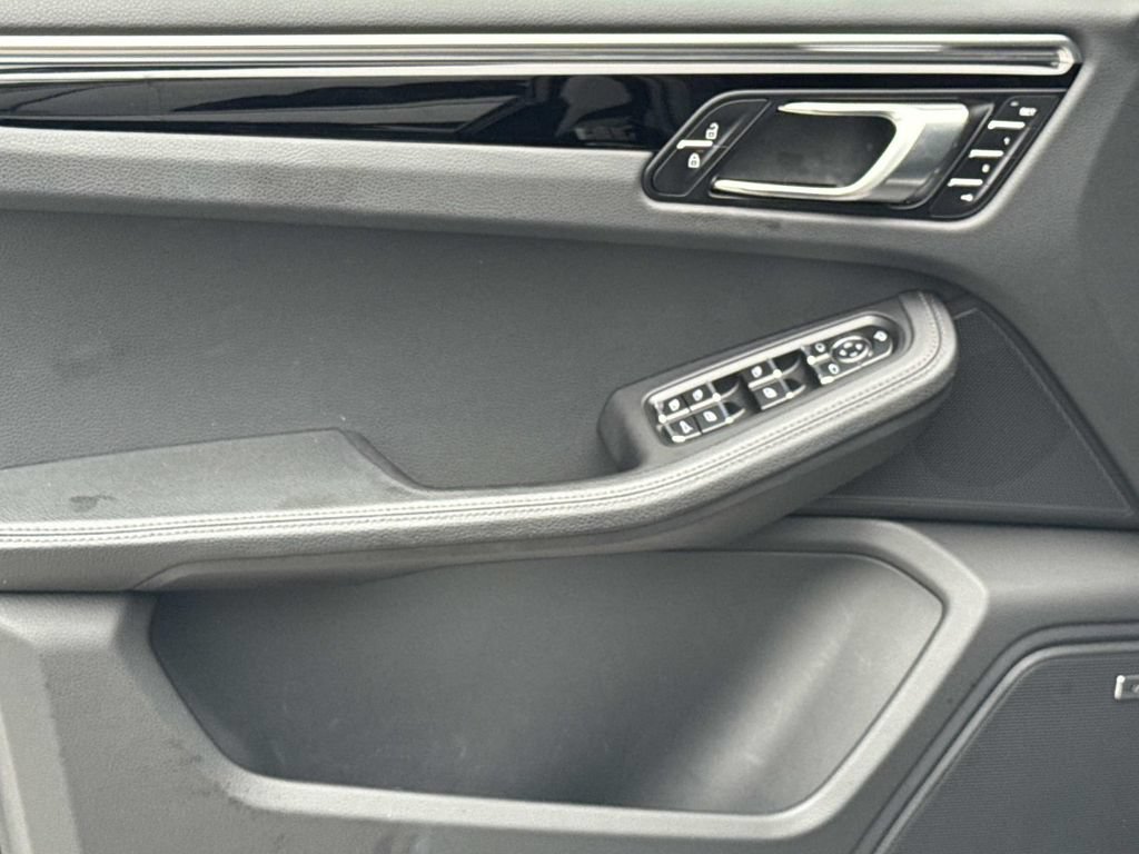 Used 2025 Porsche Macan AWD/4WD image 14