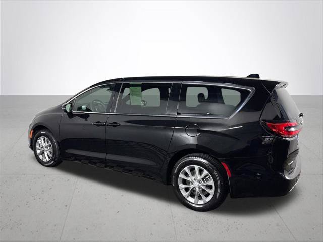 Certified 2025 Chrysler Pacifica Select AWD/4WD image 9