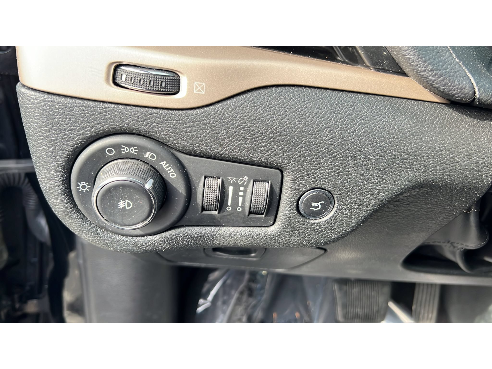 Used 2018 Jeep Cherokee Limited AWD/4WD image 23
