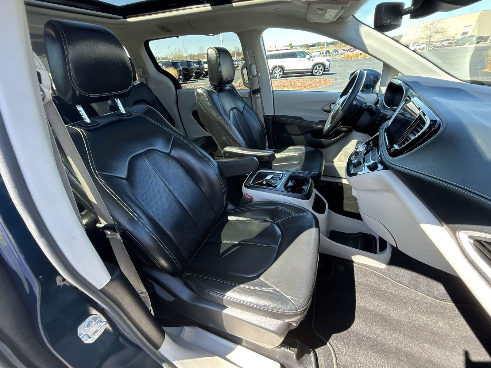 Used 2022 Chrysler Pacifica Touring-L AWD/4WD image 26