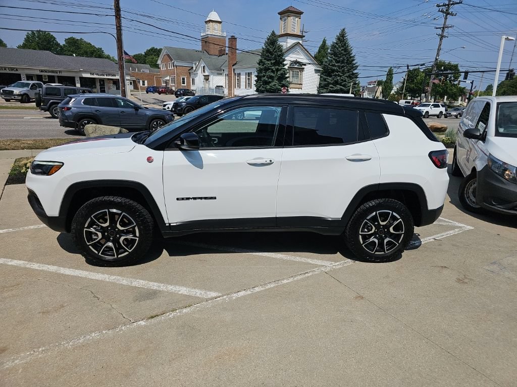 Certified 2025 Jeep Compass Trailhawk w/ Trailhawk Elite Group AWD/4WD image 12
