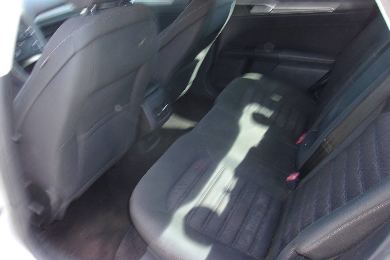 Used 2017 Ford Fusion SE image 11