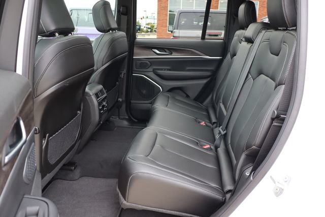 New 2026 Jeep Grand Cherokee Limited w/ Limited Altitude Package AWD/4WD image 39