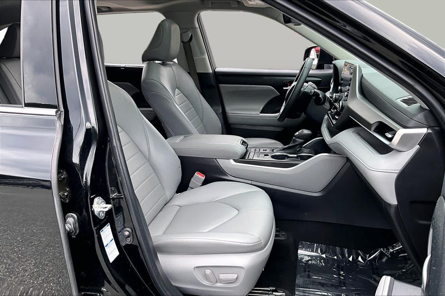 Used 2022 Toyota Highlander XLE AWD/4WD image 8