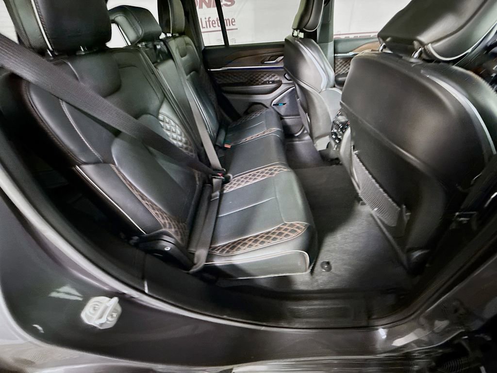 Used 2022 Jeep Grand Cherokee Summit AWD/4WD image 33