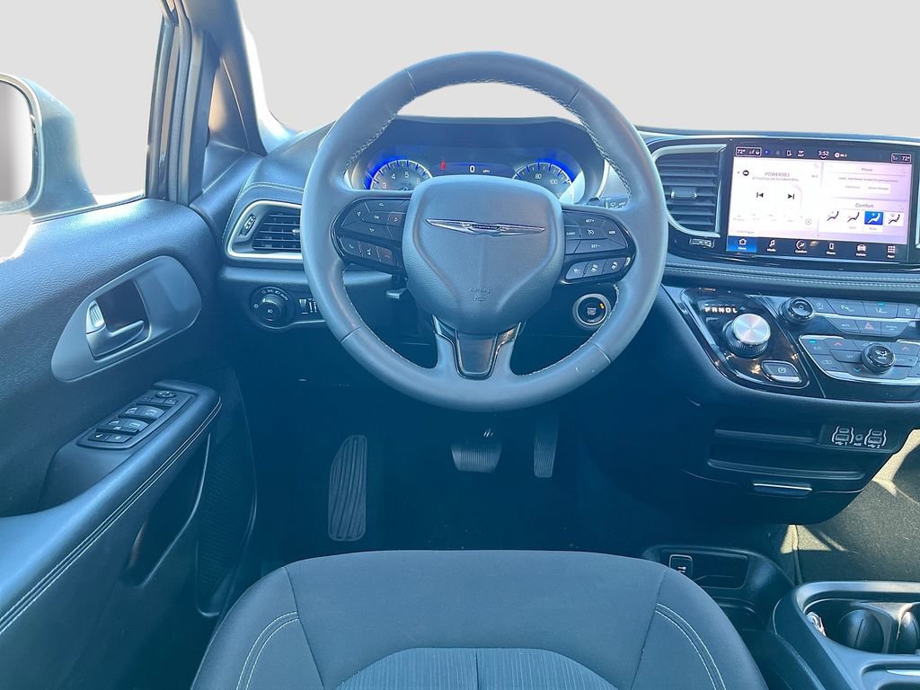 Used 2023 Chrysler Pacifica Touring image 21