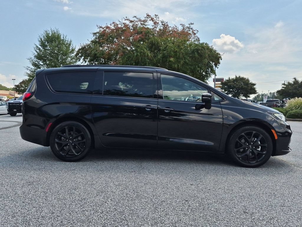 Used 2025 Chrysler Pacifica Limited FWD image 2